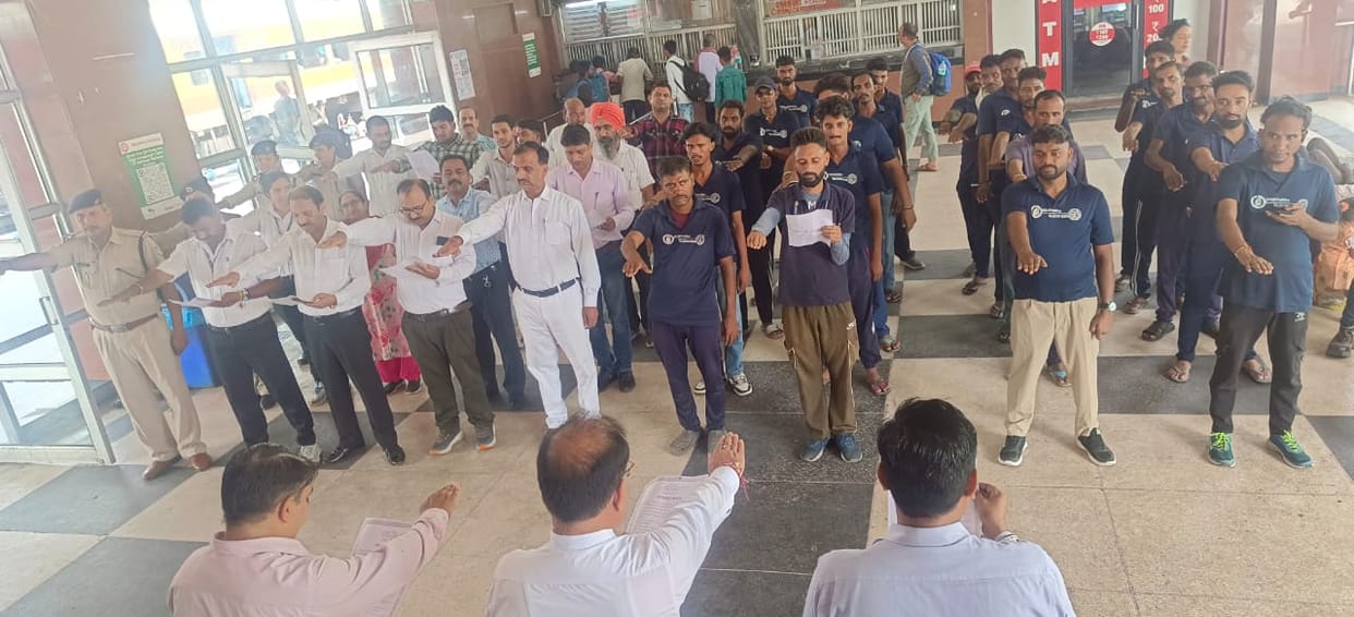 Railway employees took oath of cleanliness