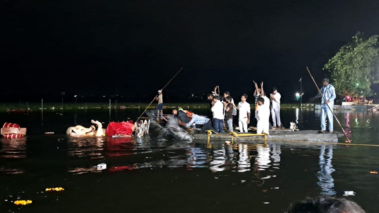 Damoh Farewell given to Bappa in raining water, immersion continued till 3 in the morning