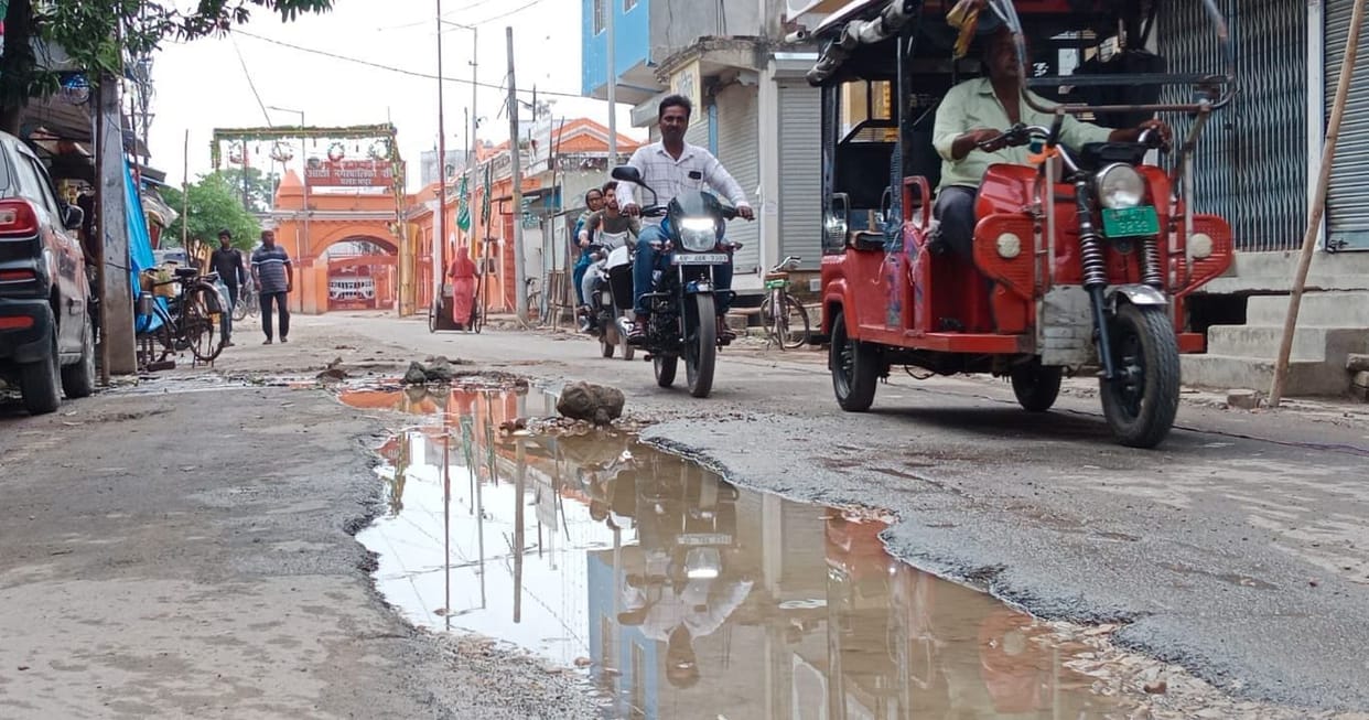 After laying the pipes, they forgot to repair the roads, pedestrians are in trouble