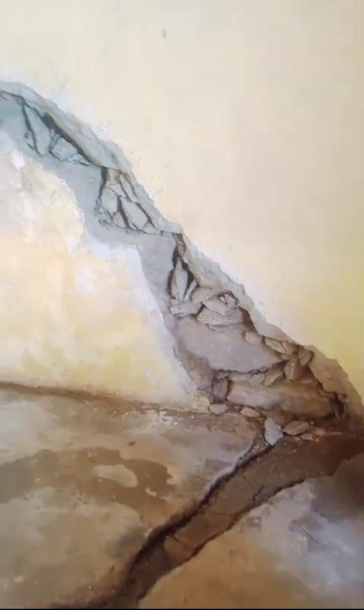 Cracks appeared in the house due to disaster, family members scared