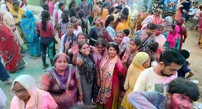 In the procession, Ganpati Bappa was bid farewell by playing Holi with gulal and flowers