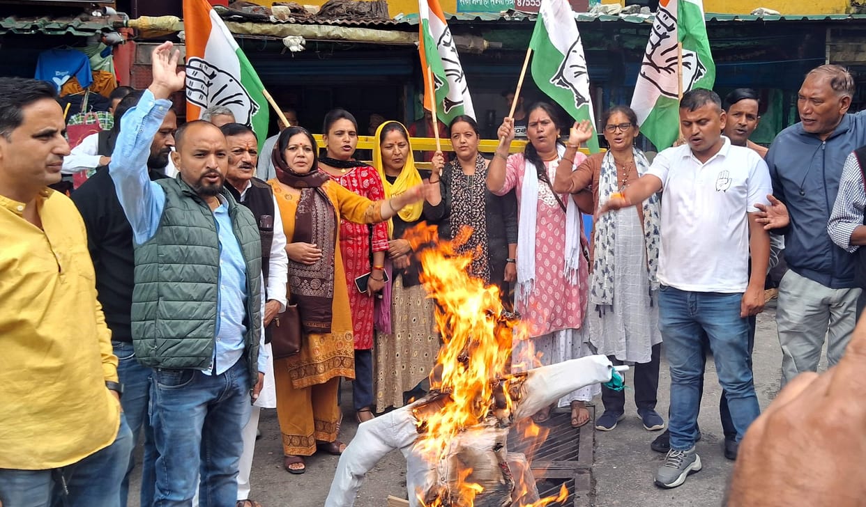 Congress workers burnt the effigy of BJP
