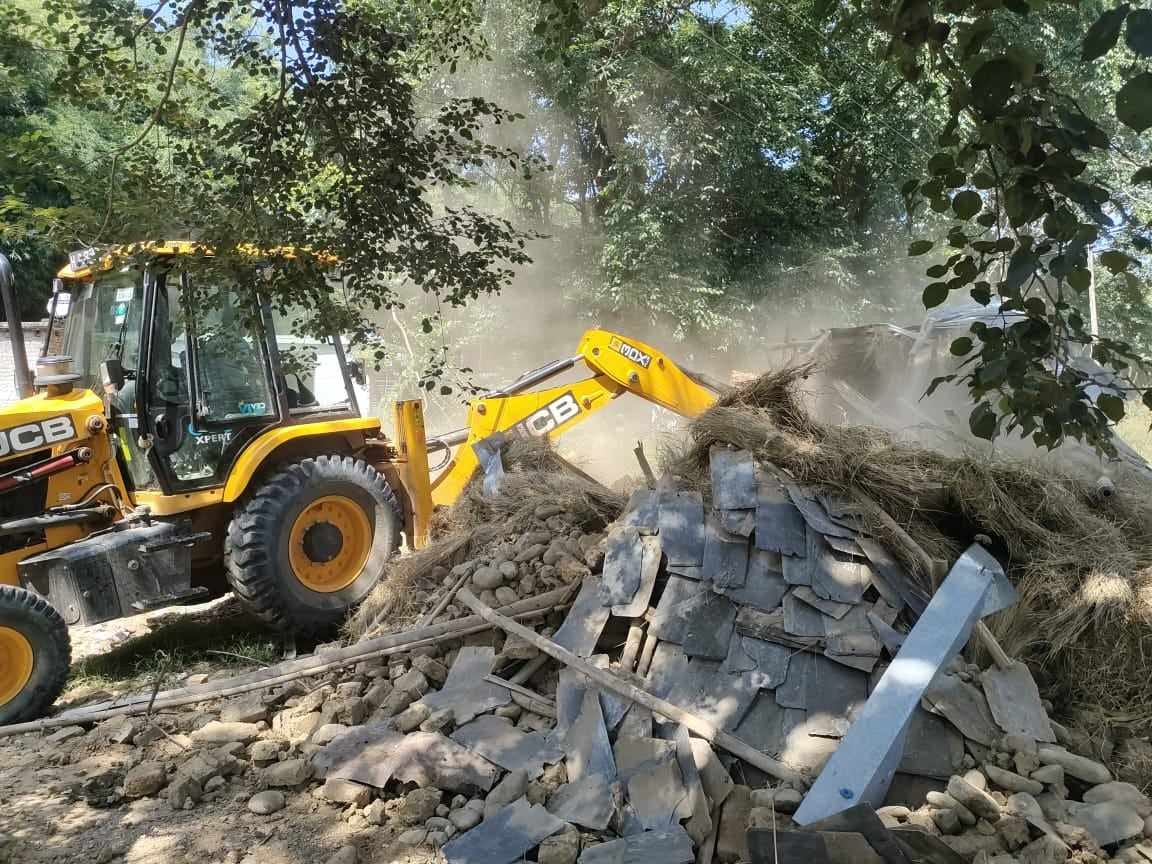 Cow shed and room built on government land removed