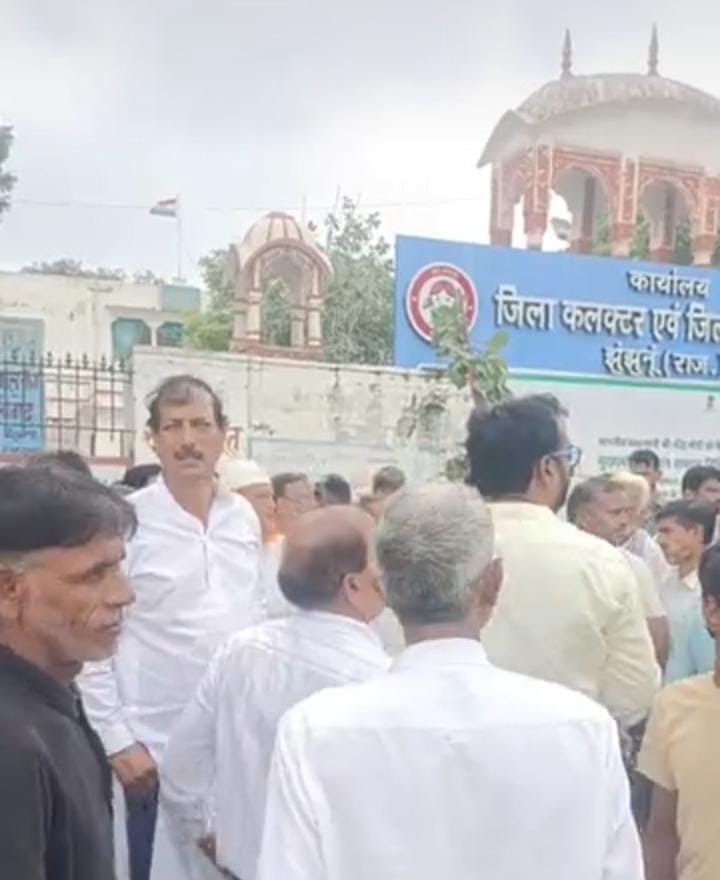 लीज धारकों के खिलाफ पूर्व मंत्री का धरना