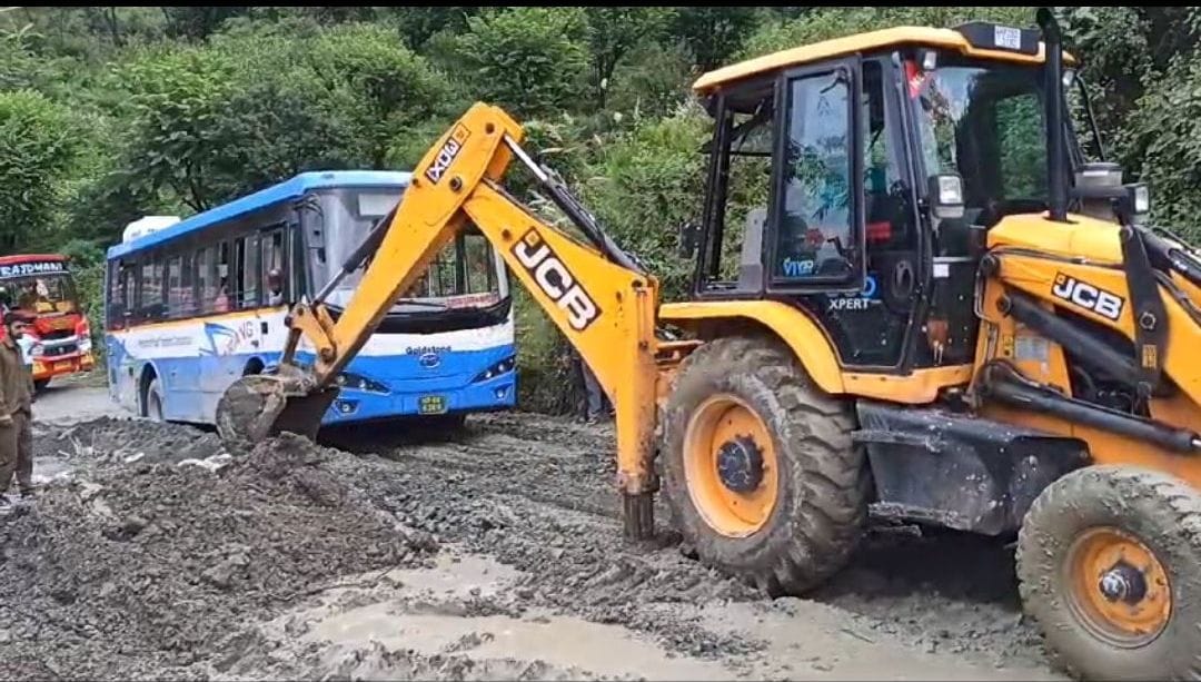 HRTC bus stuck in mud, jam on highway