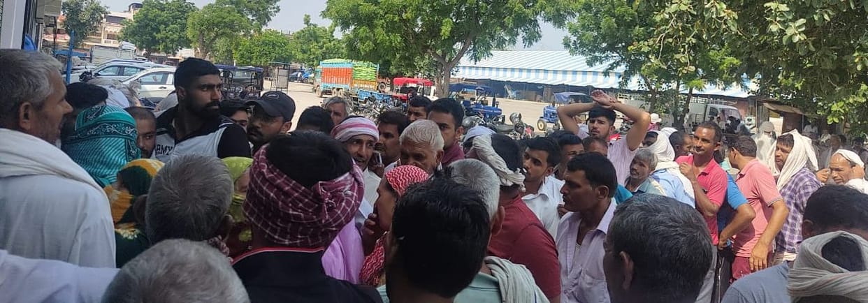 After protest, farmers finally started getting fertilizer at IFFCO center