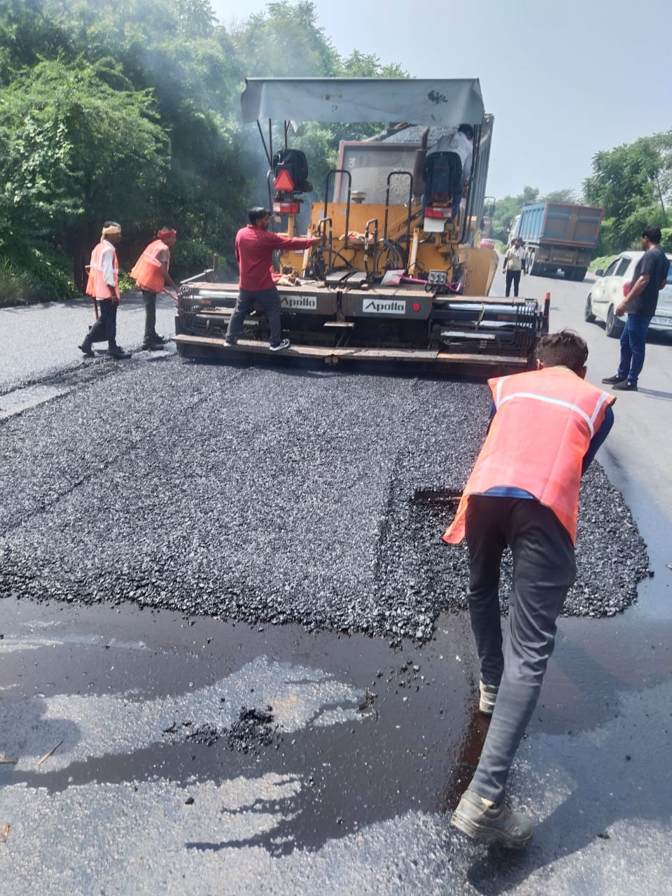 Work on filling potholes on Sahabi Barrage flyover begins