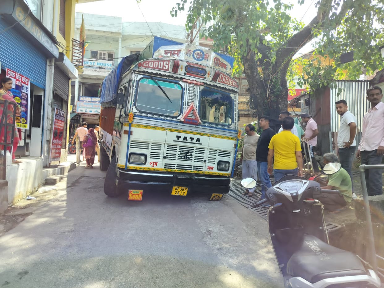 Truck tire falls out in the middle of Dehra market