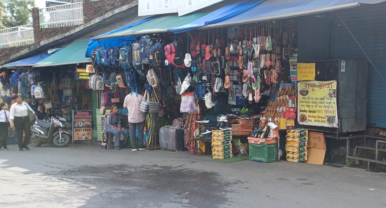 Goods on roads and footpaths, pedestrians worried, administration still unaware