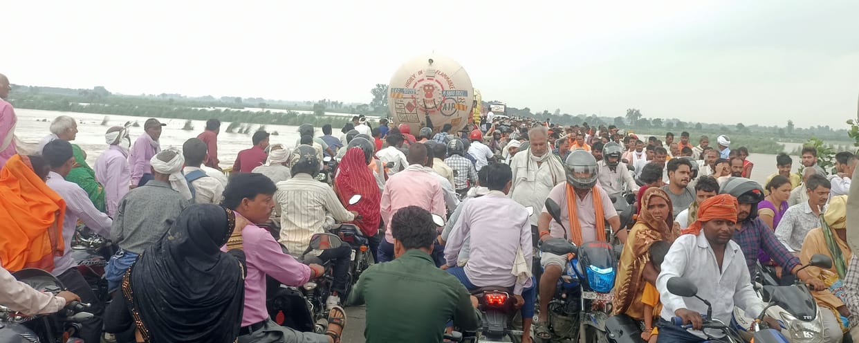 Heavy jam on Ramganga bridge, ambulances also stuck