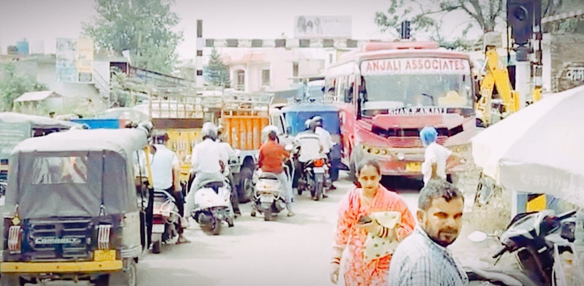 The repair work of the railway gate troubled the drivers for quarter of an hour, there was a jam.