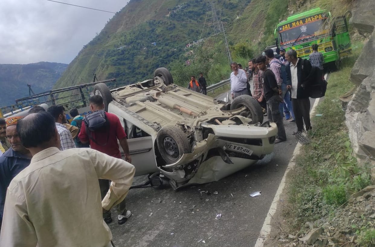 10 people injured in two accidents, two referred to Medical College Tanda