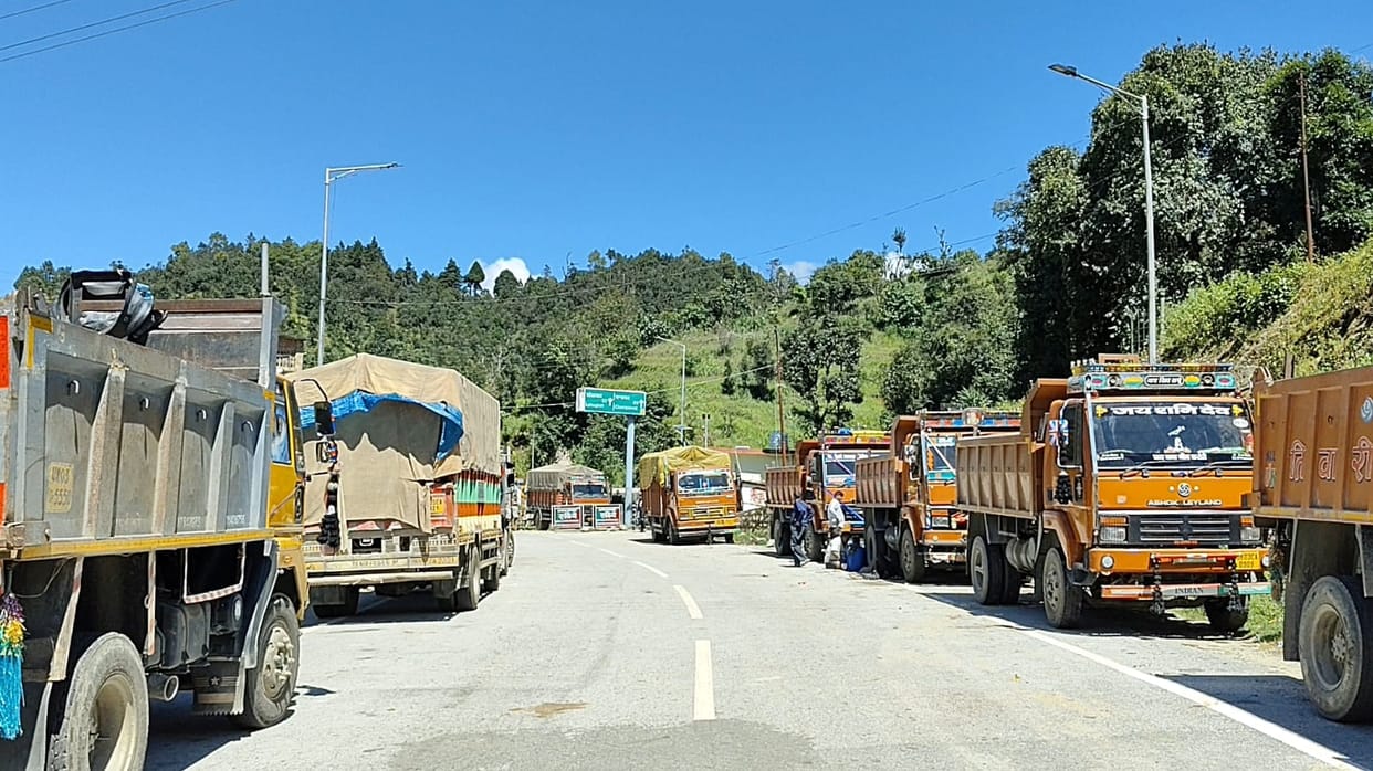 Many trucks are stuck for seven days