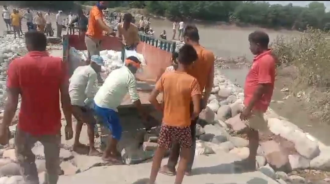Villagers showed mirror to administration by repairing damaged road