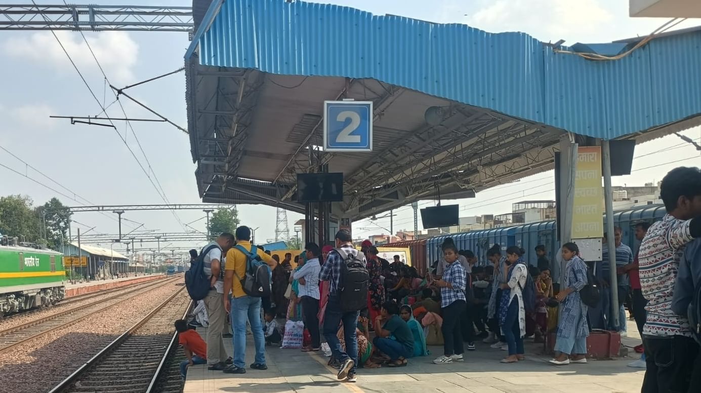 Delays Of Trains Continue, Dadar 3 And Malwa Express About Four Hours