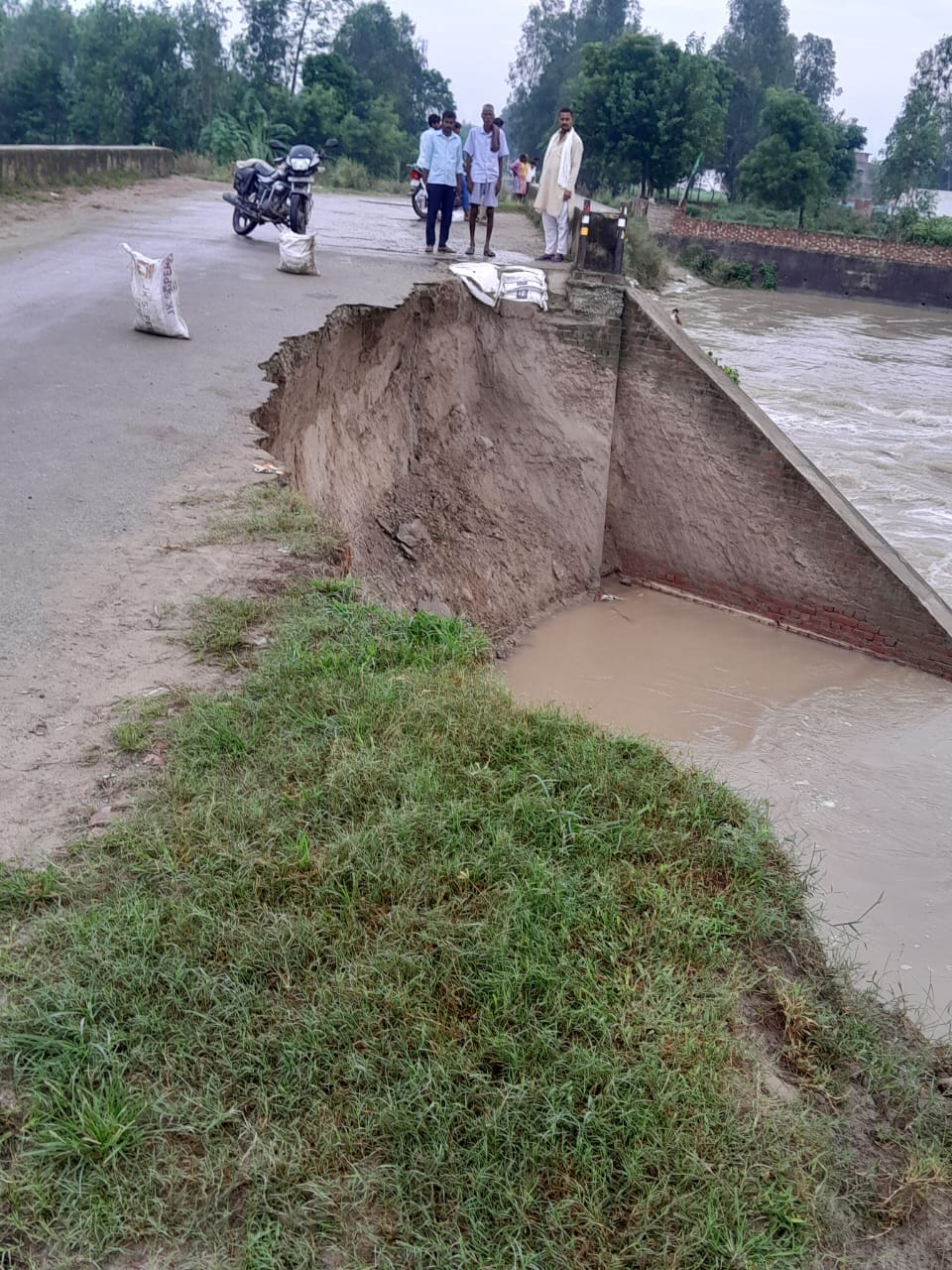 Road cut in Gora Hemrajpur due to erosion of Ramganga
