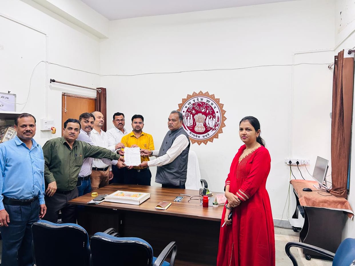 Umaria Magistrates mobilized demand cancellation of FIR against Jabalpur Tehsildar submitted memorandum