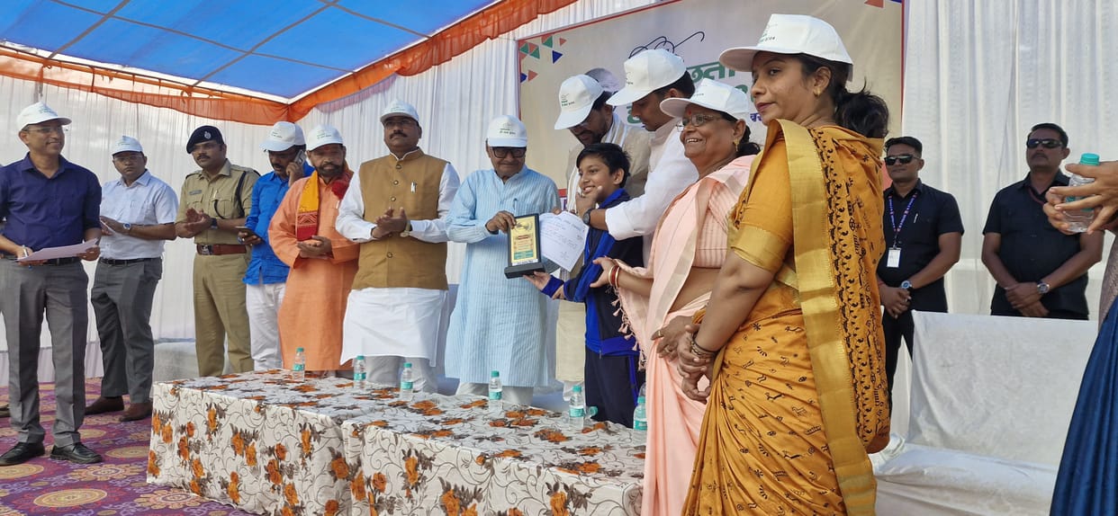 Damoh Minister and MLA honored sanitation workers MP donated blood event held at Collectorate