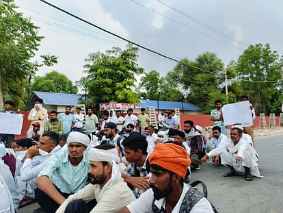 Postmortem of Rakesh's body was not done even after three days, villagers blocked the road to arrest the accused.