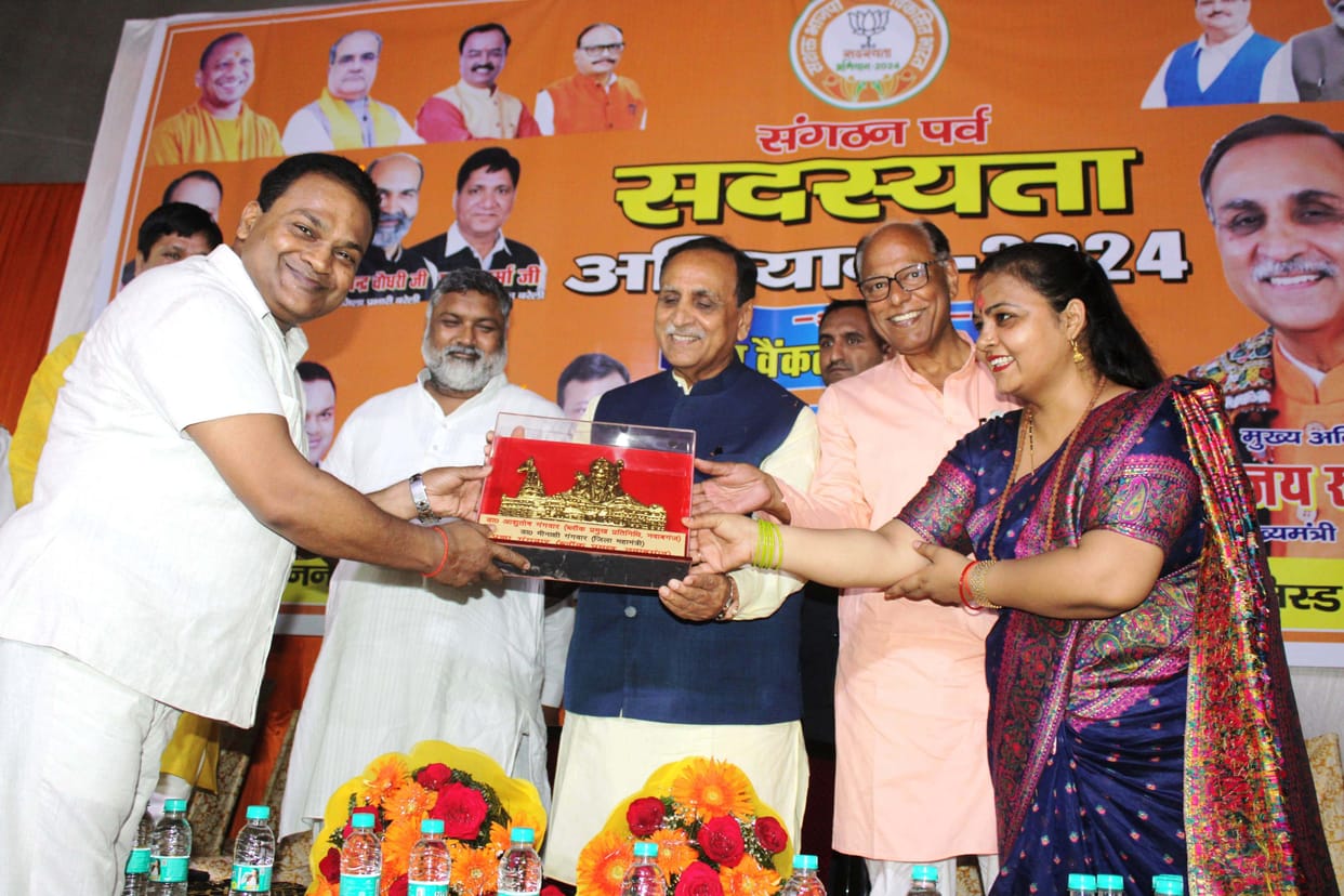 Congress-SP cornered by accusing them of nepotism