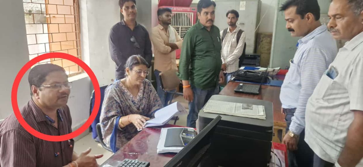 Damoh: District Panchayat District Coordinator arrested taking bribe of four thousand rupees