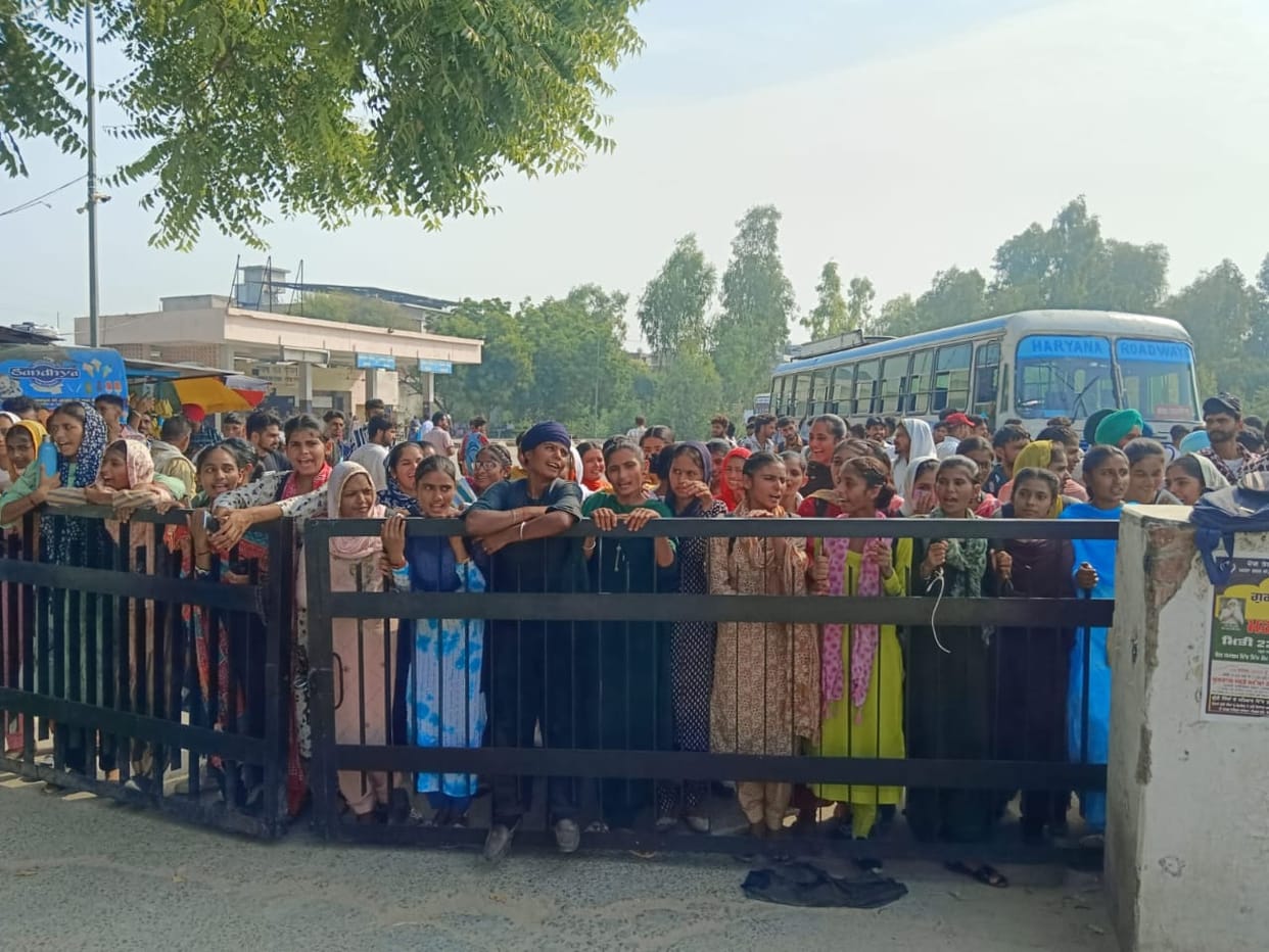 Girls students expressed their anger by closing the gate of the bus stand when the bus did not go to Ratia Women's College.