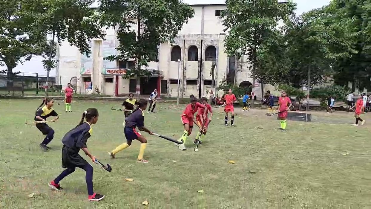 Shahjahanpur winner in boys category of divisional level hockey competition