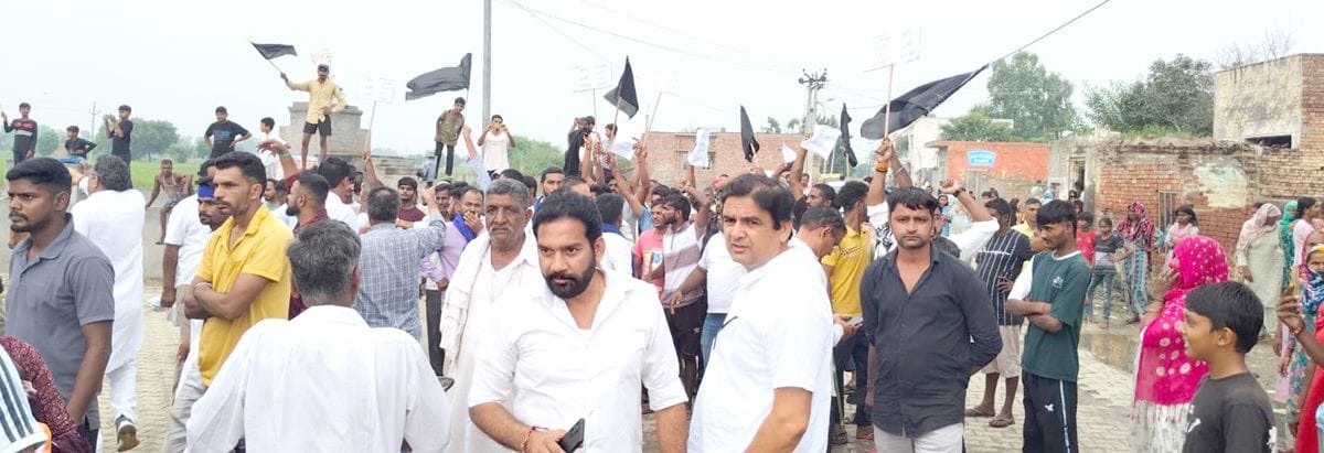 Villagers showed black flags to Chandrashekhar Azad in Singhana.