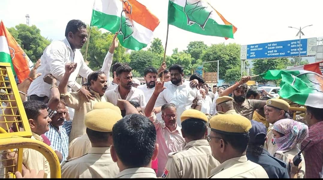 Congress workers staged a fierce protest against the statements made against Rahul Gandhi