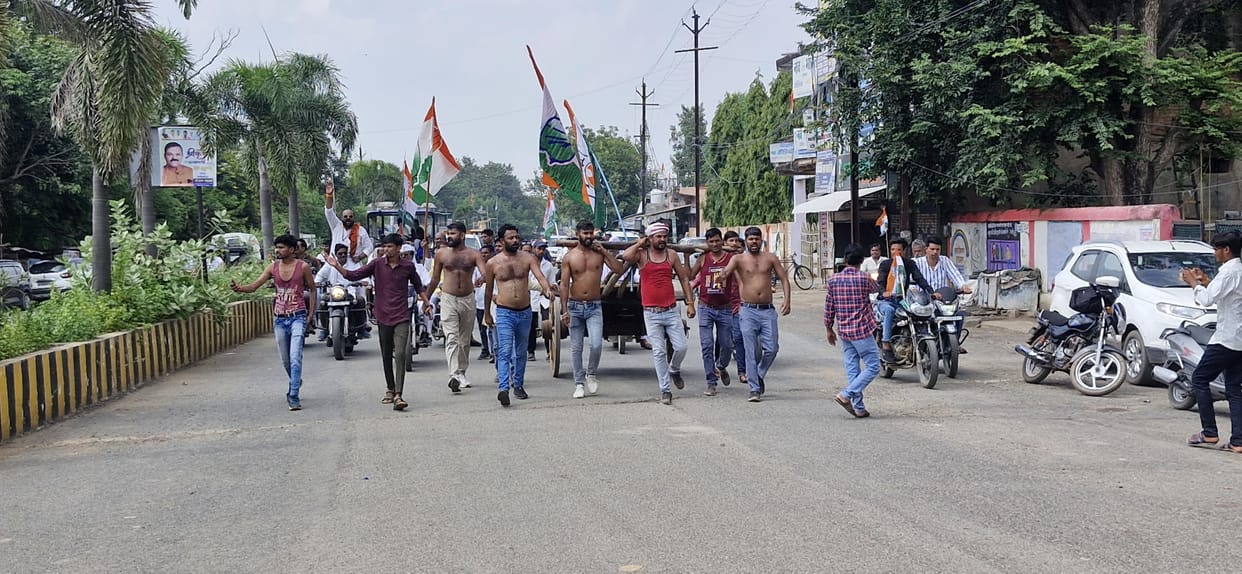 Damoh Unique demonstration in Congress Kisan Nyay Yatra bullock cart pulled from shoulders