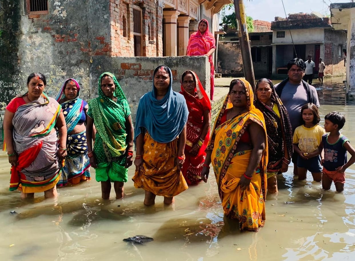 Deoria News: Construction was going on despite the ban, workers ran away after seeing the police