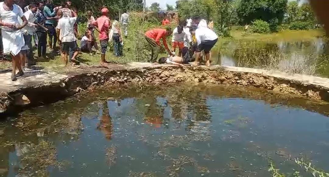 डूब क्षेत्र में स्थित कुआं मौके पर खड़े लोग