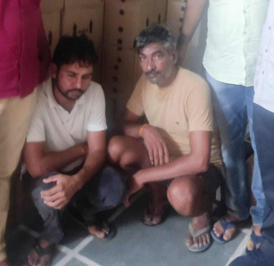 Two accused caught with 135 boxes of liquor, taken on remand for one day