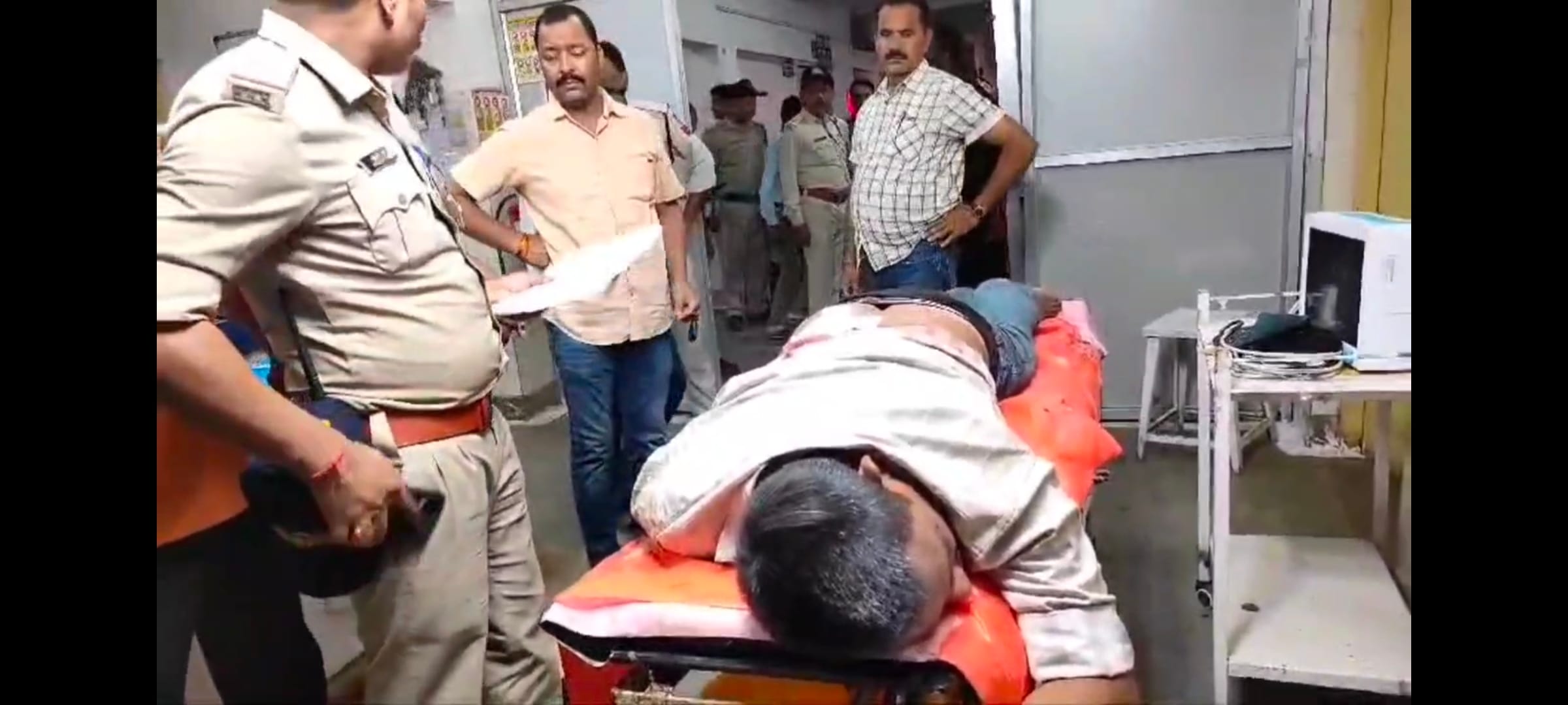 घायल का इलाज करते डॉक्टर और जांच करने पहुंची पुलिस