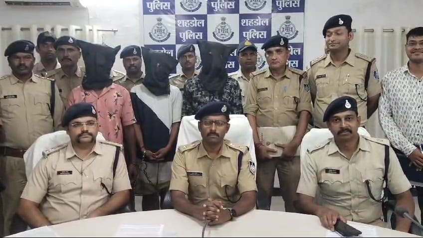 हत्या के आरोपियों के साथ मौजूद पुलिस अधिकारी