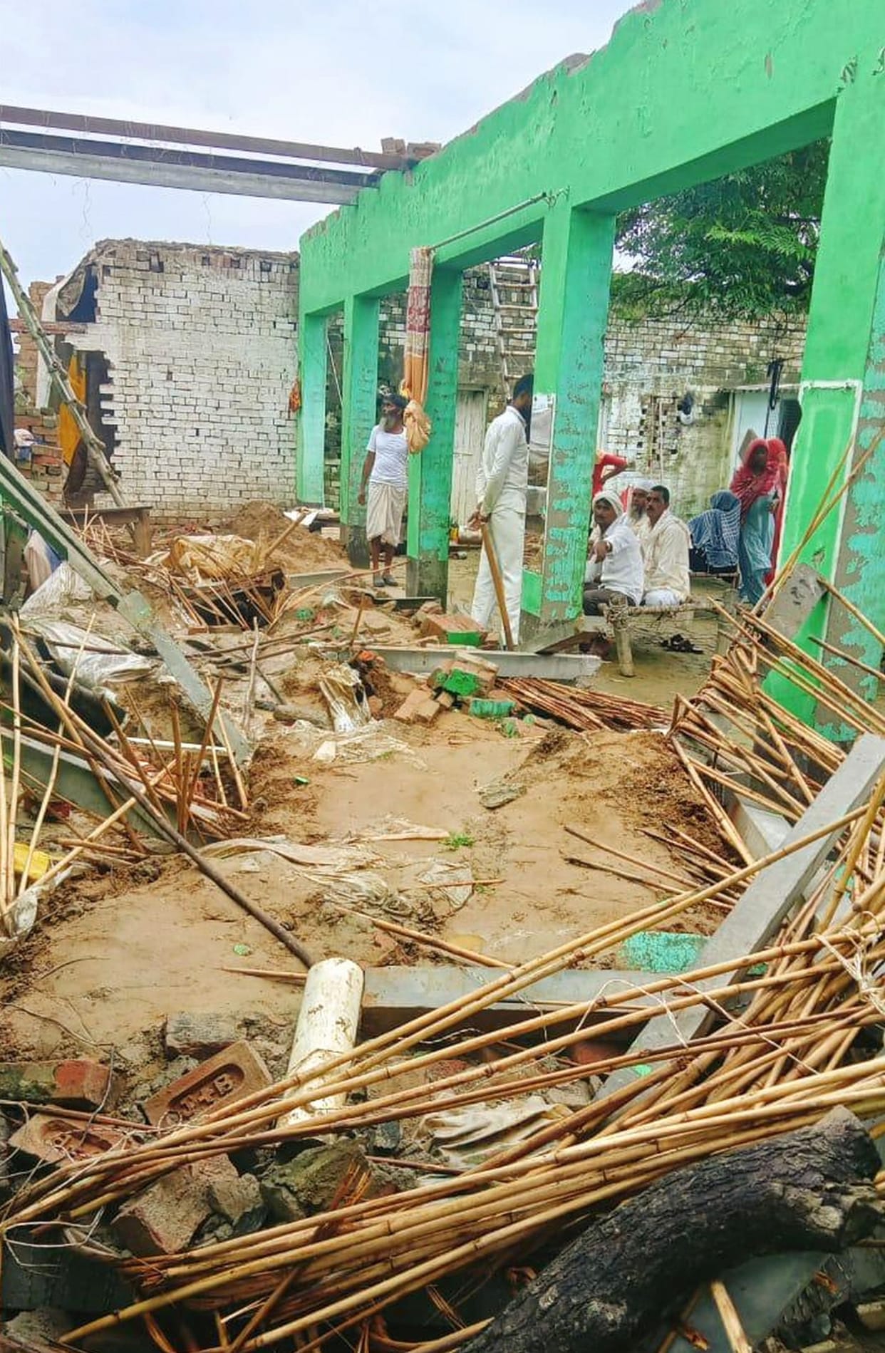 In the rain, the roof of the house collapsed and the wall collapsed, six injured