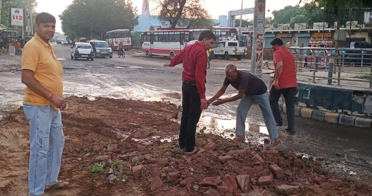 Potholes on the National Highway were leveled by car service.