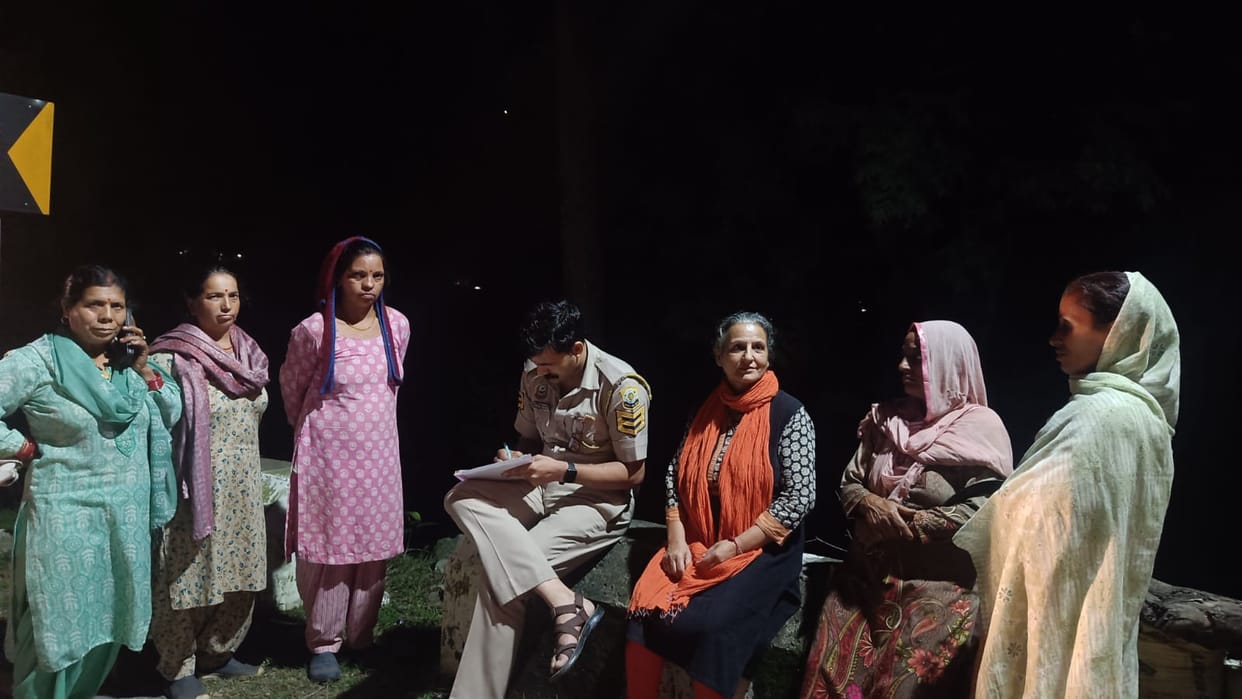 Women who came to leave cattle in Khaliyar ward were caught, police reached the spot.