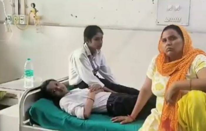 Auto rickshaw overturns, nine school children injured