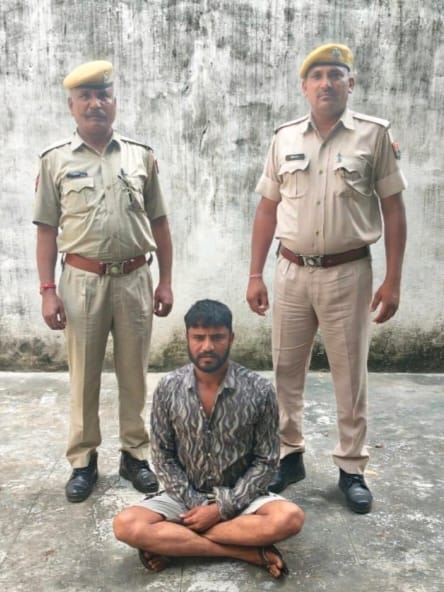 पुलिस गिरफ्तर में आरोपी।