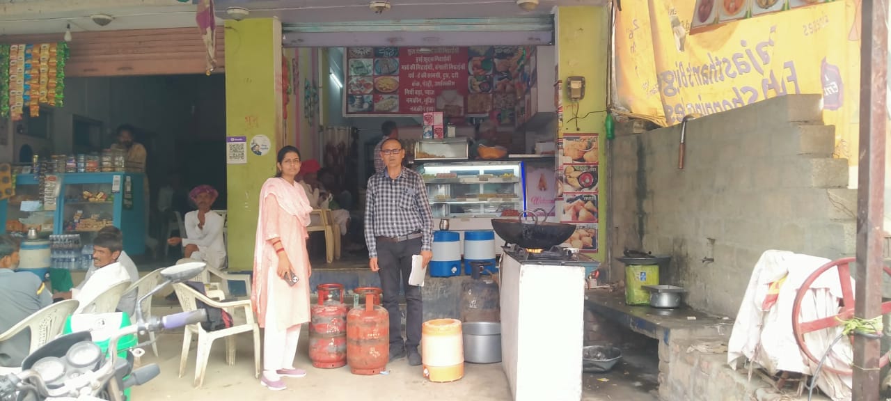 रसद विभाग ने जब्त किए घरेलू गैस सिलेंडर।