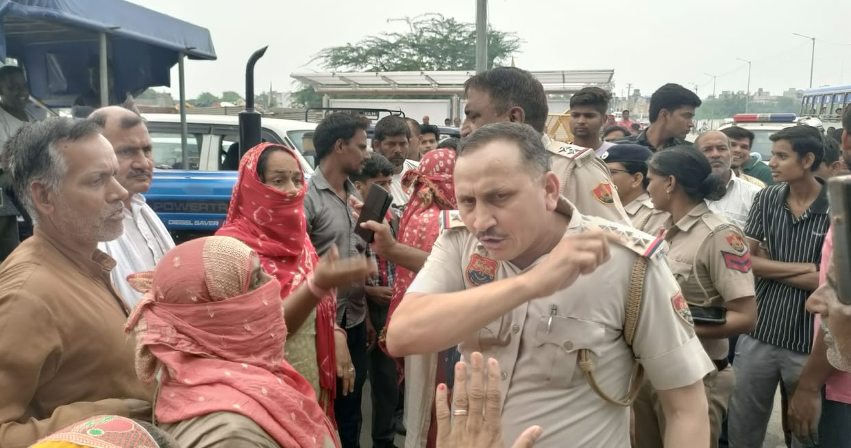 women protested against waterlogging