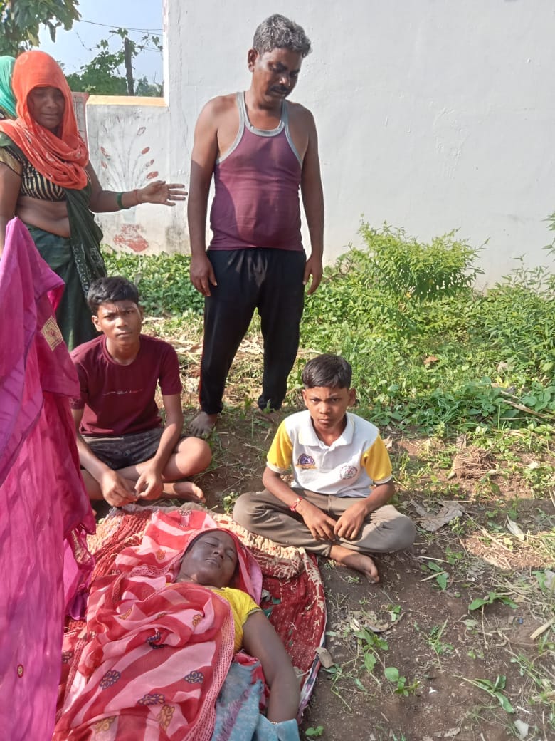 Umaria News Woman dies after drowning in well two innocent children are crying inconsolably