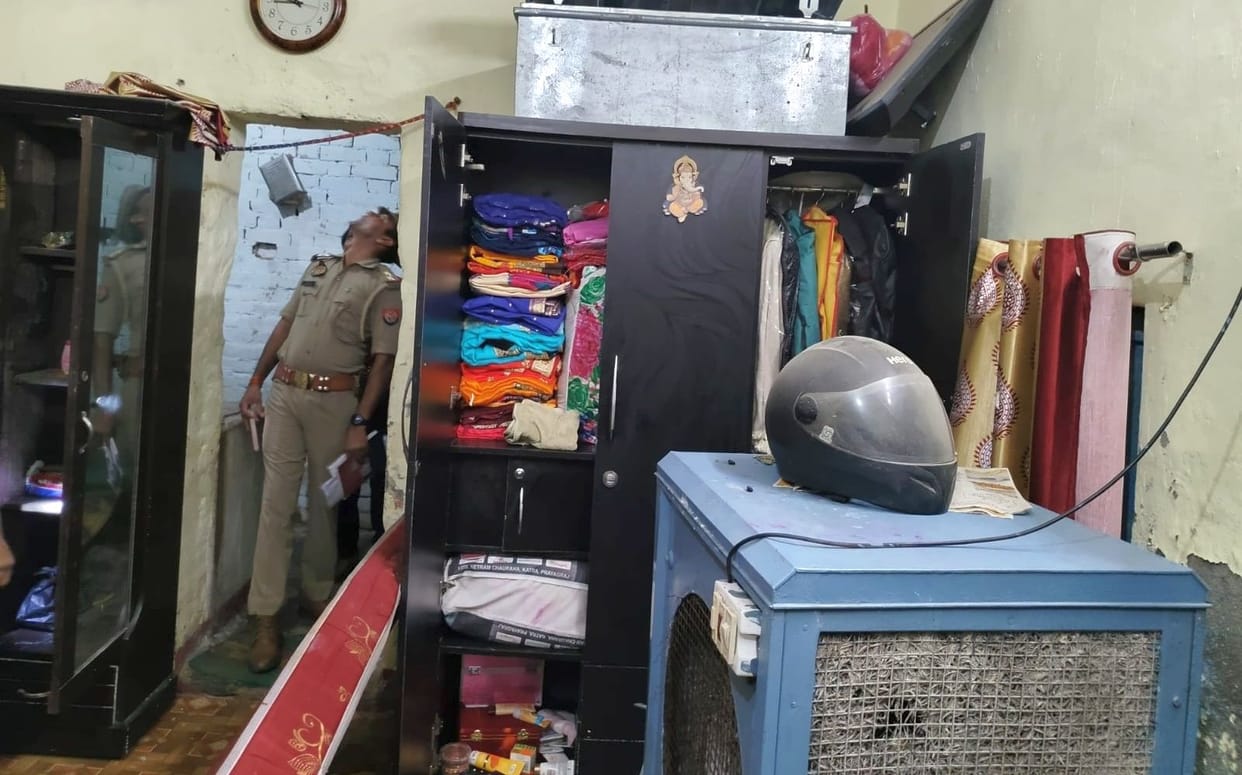 Real brothers had gone to visit Mumbai, thieves searched the house