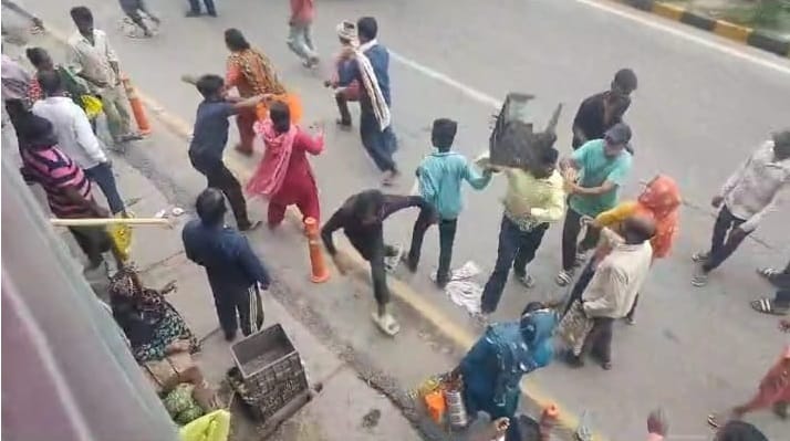 Migrant laborers clashed in Rotary Chowk Una, threw vegetable crates at each other