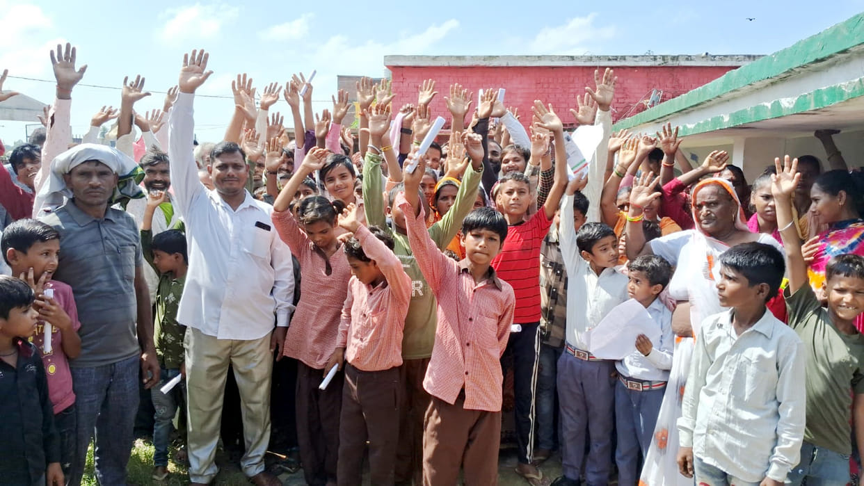 Protest against recovery in the name of amendment in Aadhar card