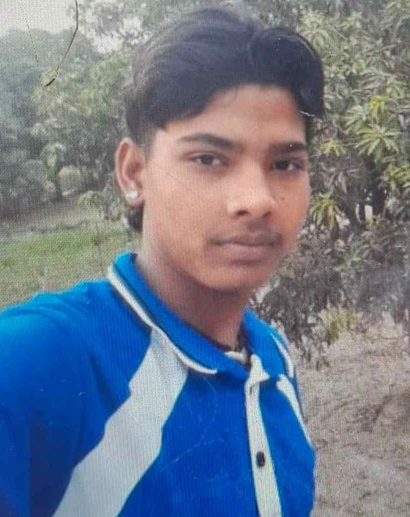 Dead body of e rickshaw driver who jumped into Saryu found