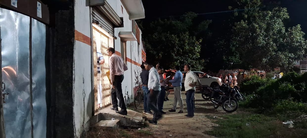 In Deoria, CBI arrested bank manager and peon taking bribe