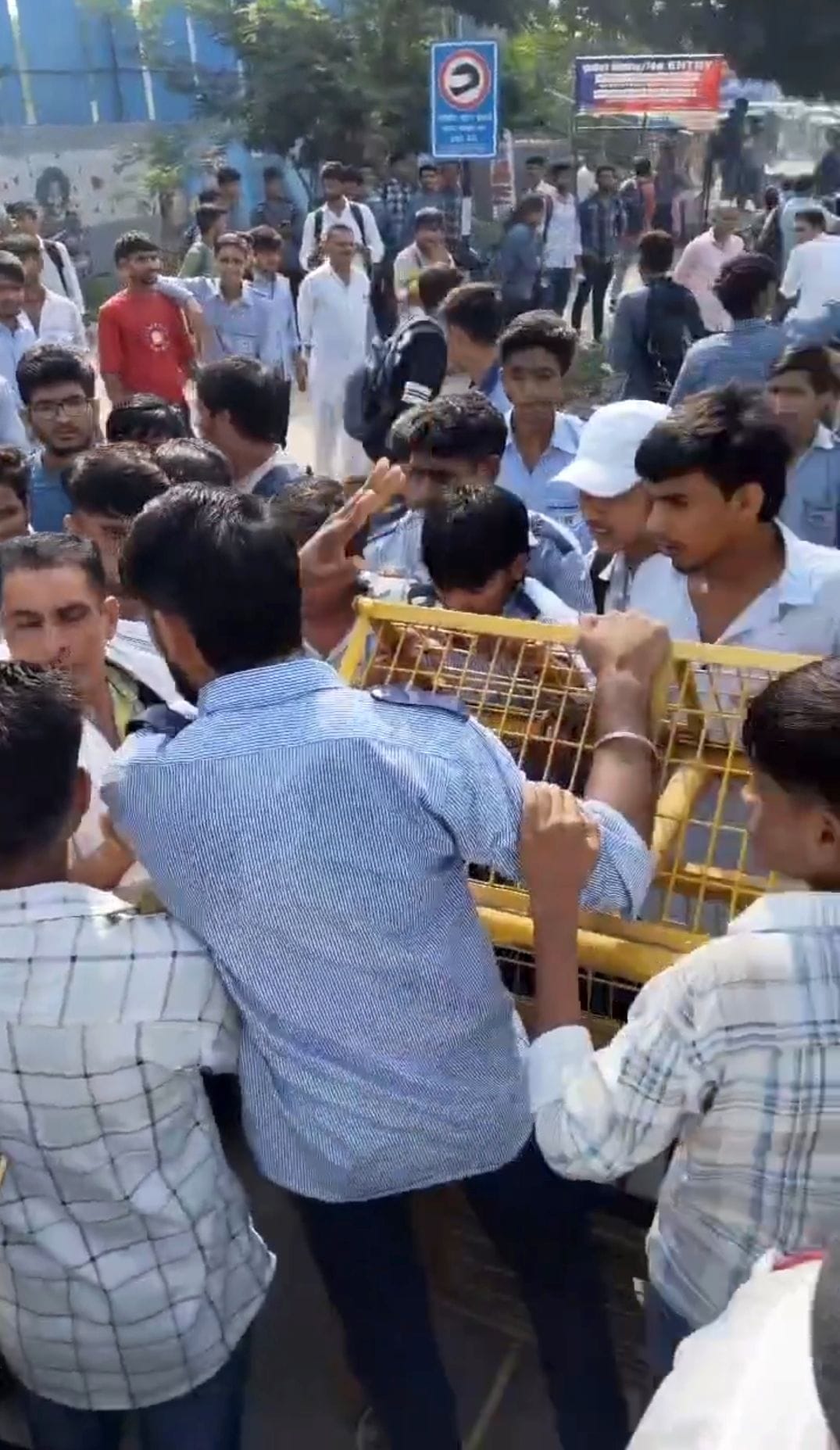 Students blocked the Bhiwani-Hansi road