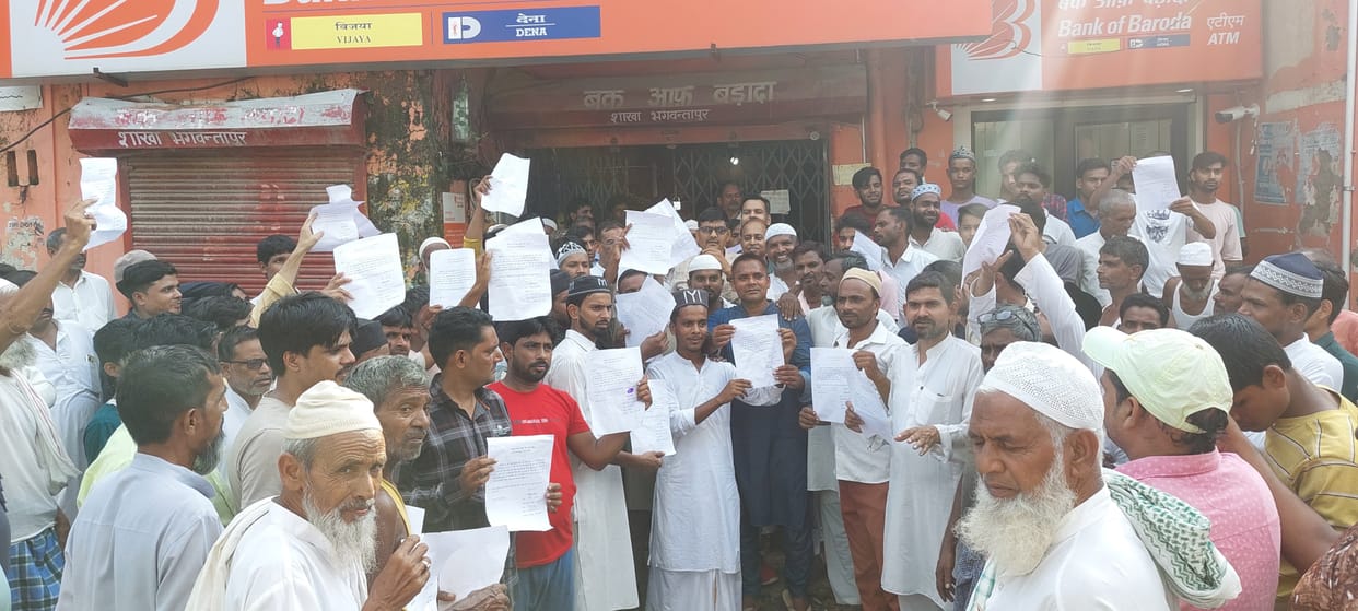 Two thousand people threatened to close their accounts if transfer of bank branch is not stopped.